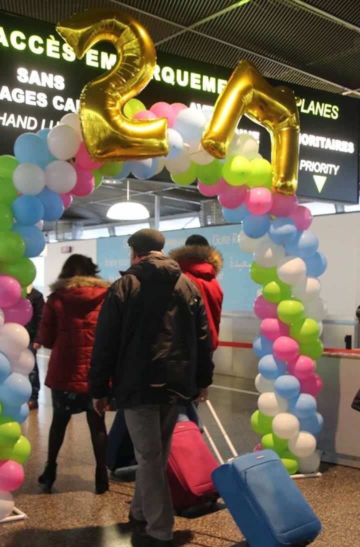 Aéroport de Lille avec arche de ballons multicolore.