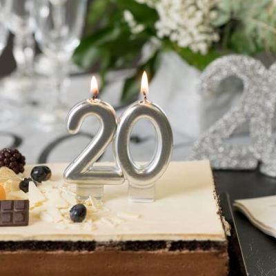 Bougie decorative gateau d anniversaire 20 ans argentee metallisee