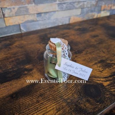 Confection de dragées: petit pot en verre avec dentelle et coeur REF/CONF005