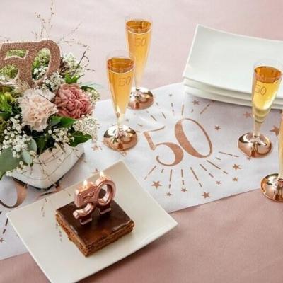 Decoration avec chemin de table 50ans blanc et rose gold