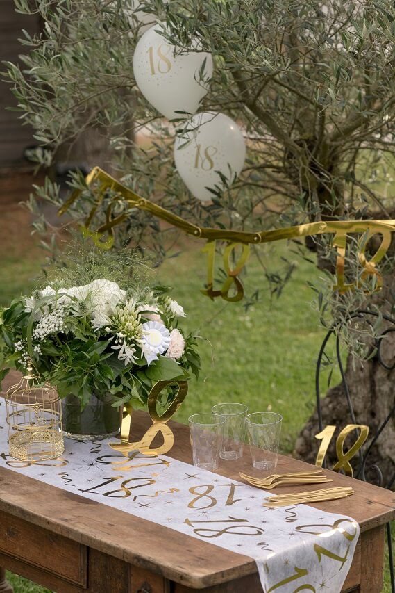 Chemin de table 18 ans, décoration de table anniversaire blanc et or