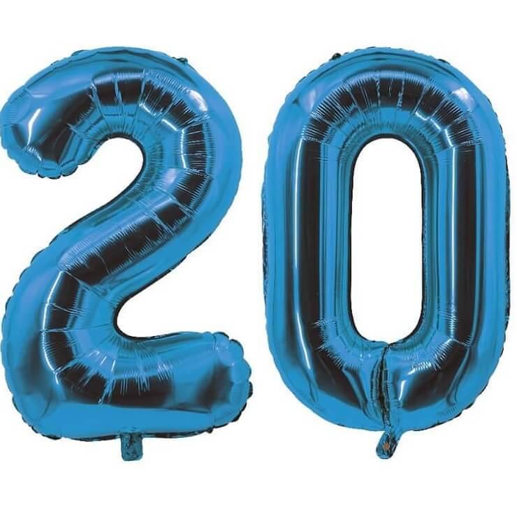Décoration de salle avec ballon anniversaire chiffre 20 bleu