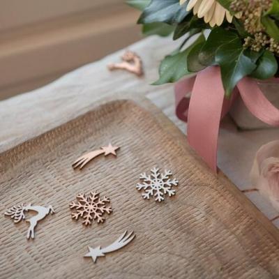 Decoration de table a parsemer de noel blanc et rose gold en bois