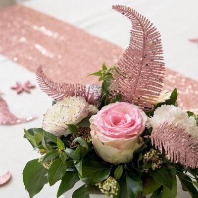 Decoration de table avec feuille de palme rose gold sur tige