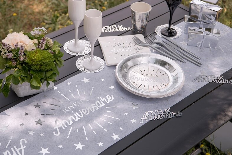 Déco de table, serviette Joyeux Anniversaire blanc et argent métallisé