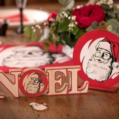 Decoration de table lettre pere noel d antan rouge et bois naturel