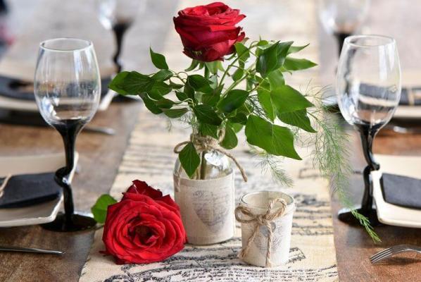 Décoration sur le thème Saint Valentin, en rouge et blanc