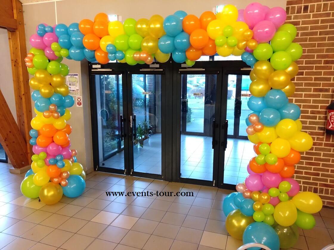 Décoration entrée de porte avec arche en ballons REF/PES-368