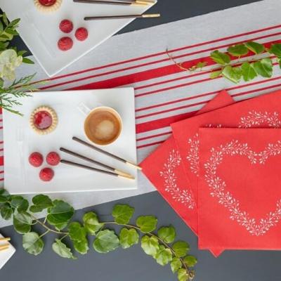 Decoration rouge avec serviette de table coeur