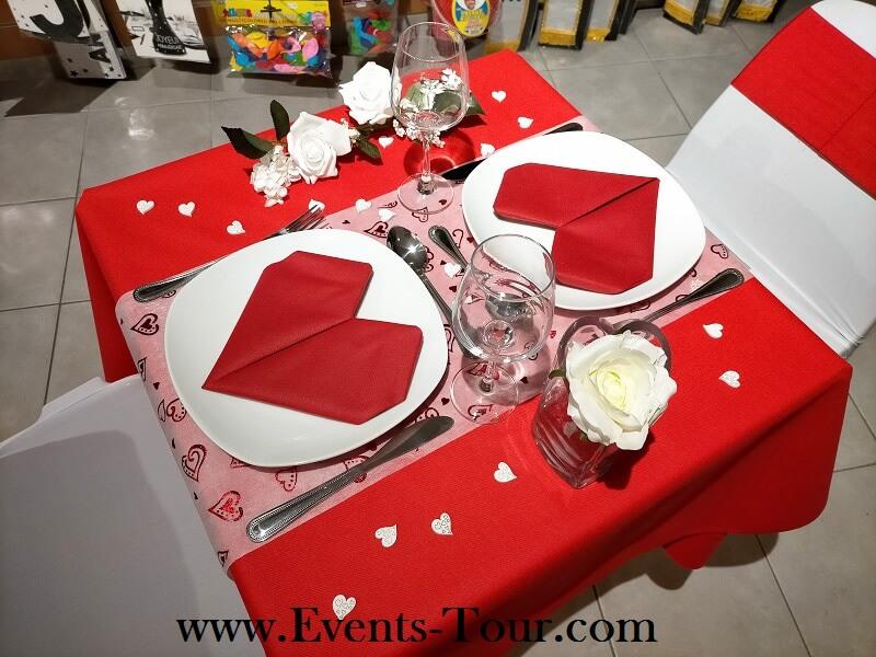 Décoration sur le thème Saint Valentin, en rouge et blanc