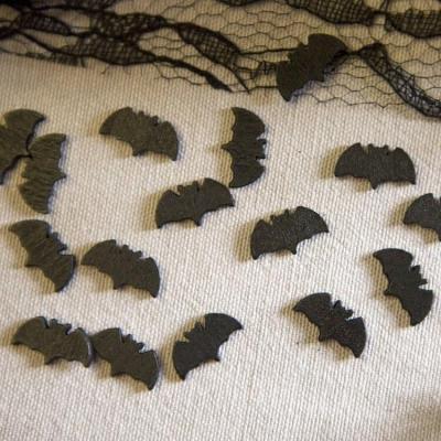 Chauve-souris noir en bois (x20) 1 x 1.5 cm REF/DEK0665 (Décoration Halloween à parsemer)
