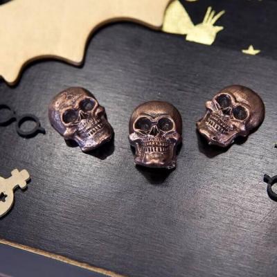 Crâne plat cuivre en résine (x8) 2 x 3 x 1 cm REF/DEK0911 (Décoration fête Halloween)