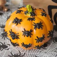 Hal0022 decoration de table halloween citrouille en resine avec araignees