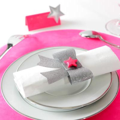 Pliage de serviette argent et fuchsia