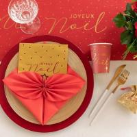 Pliage de serviette rouge elegant de noel